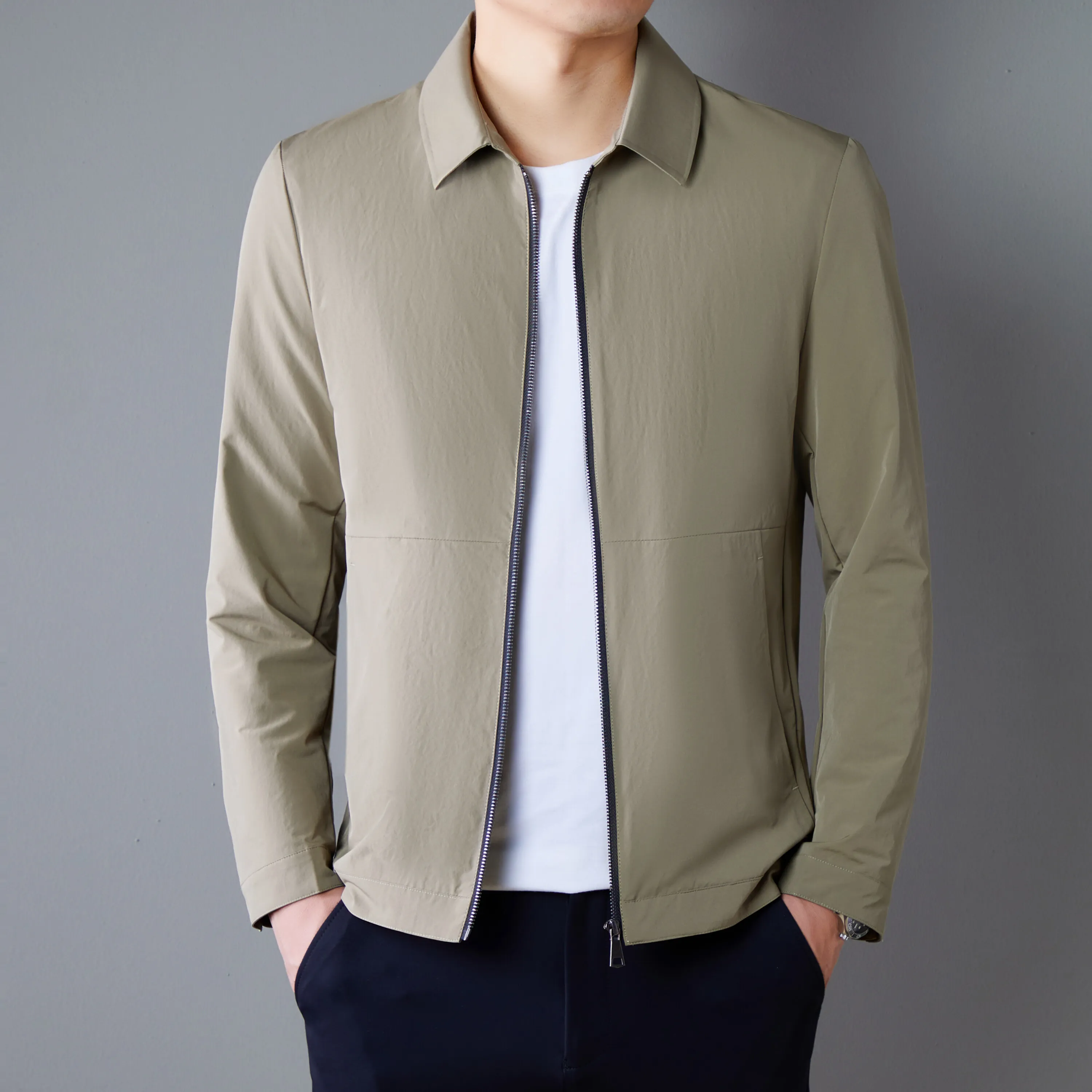

The new spring and autumn men's jacket in 2025 is fashionable and cool. It is a solid-color business casual executive lapel men'