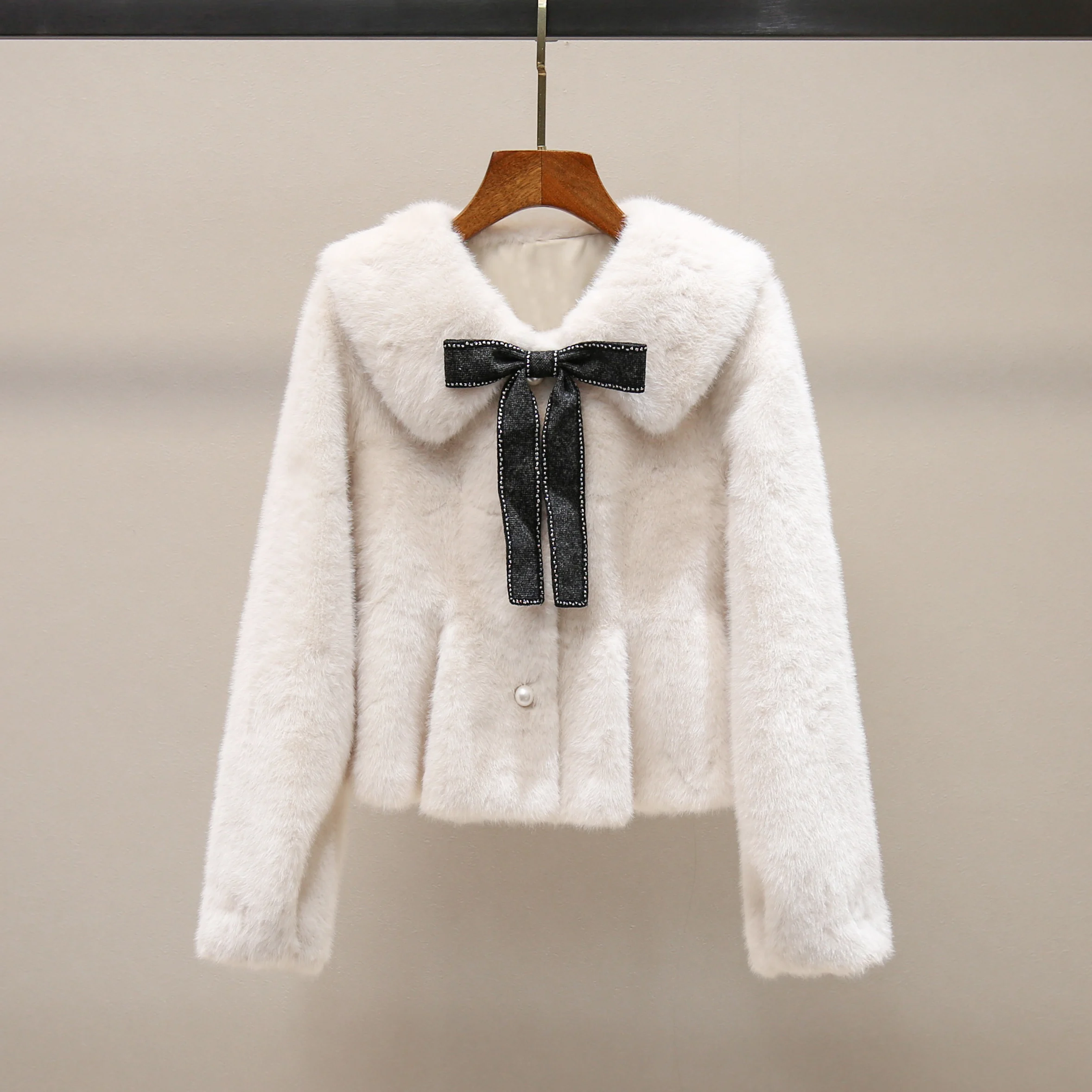 

Милое короткое меховое пальто с бантом на талии и кружевной отделкой для молодых женщин, приталенный крой, длинный рукав, зимняя верхняя одежда