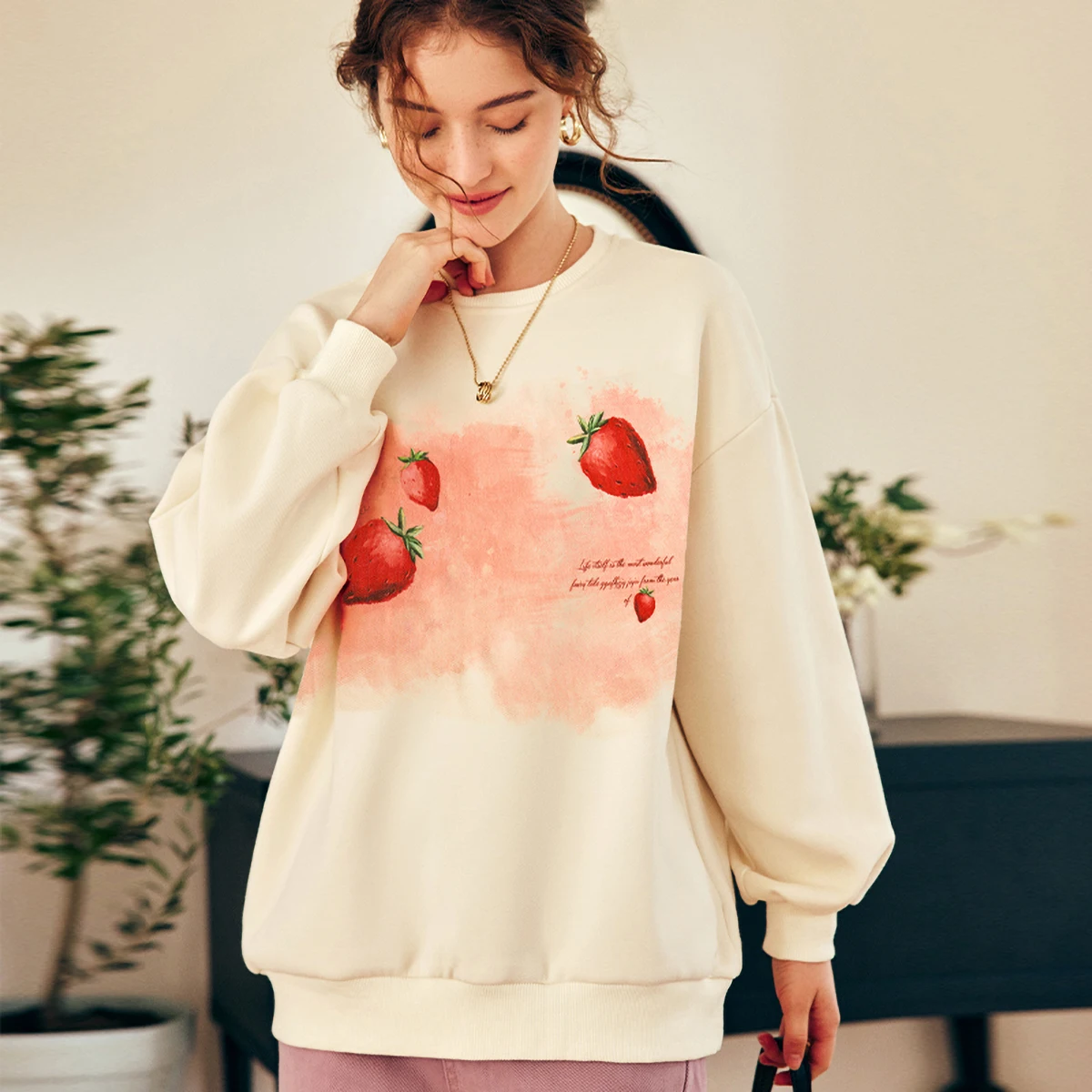 เสื้อสเวตเชิ้ตผู้หญิงสไตล์ฝรั่งเศส OLrain รุ่น 2025 ฤดูใบไม้ร่วง คอกลม แขนยาว ทรงหลวม ลายสตรอว์เบอร์รี รุ่น O23CR69653