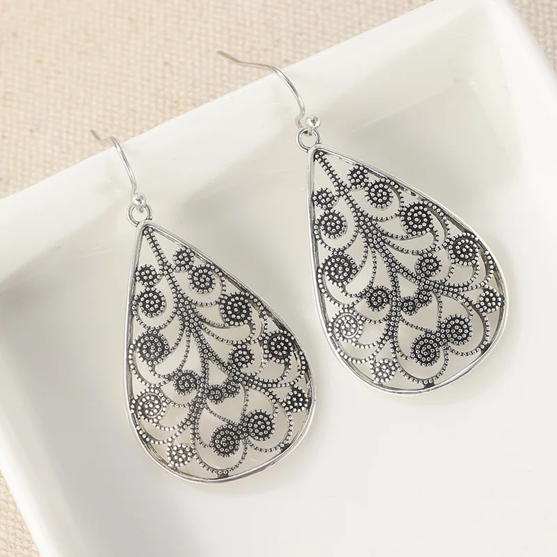 Vintage Silberfarbene Spiralförmige Hängeohrringe für Damen Metall Handgeschnitztes Hohlmuster für Party und Alltag – Detail 5