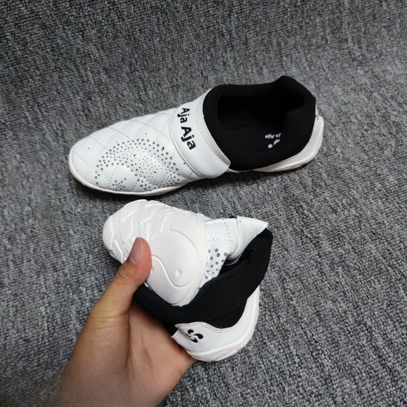 أفضل بيع الأزواج أحذية تدريب فنون الدفاع عن النفس لينة أسفل حذاء التايكوندو للجنسين أحذية رياضية خفيفة الوزن في الأماكن المغلقة