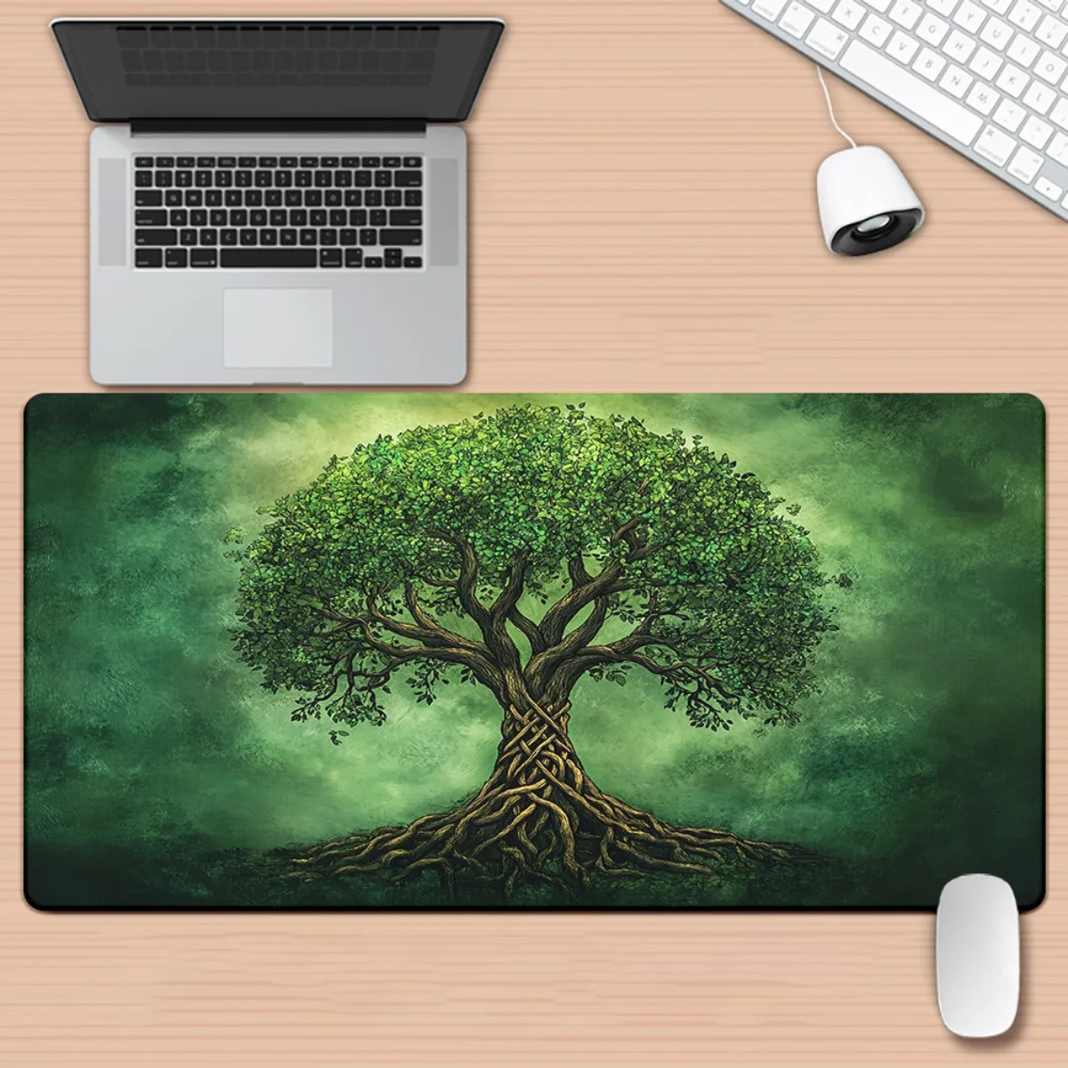 The huge tree of life in the forest, large mouse pad, desktop pad, anti-slip and durable sewn edge keyboard and mouse pad