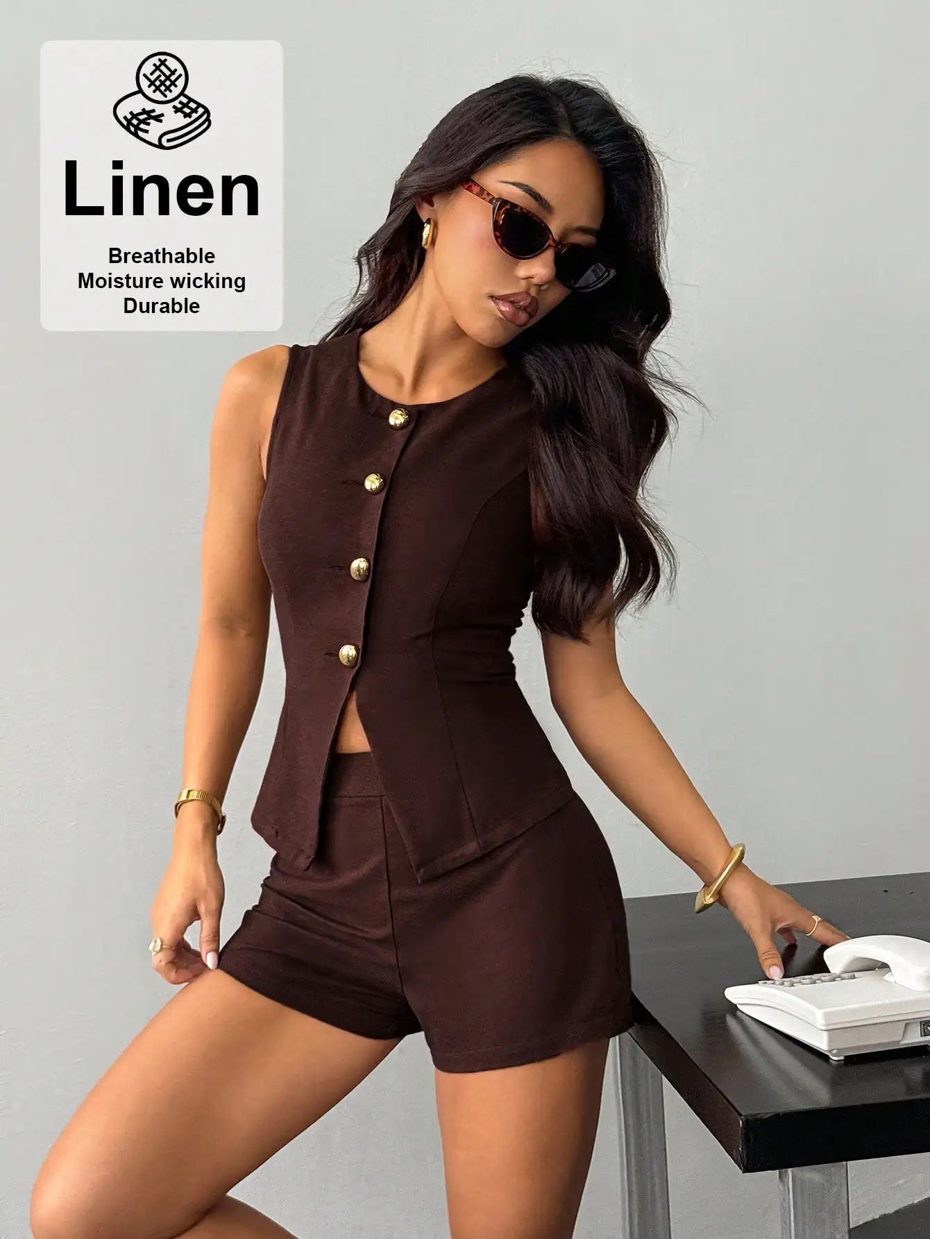 

Коричневый льняной женский костюм-двойка с золотыми пуговицами: топ без рукавов и шорты для летнего повседневного образа