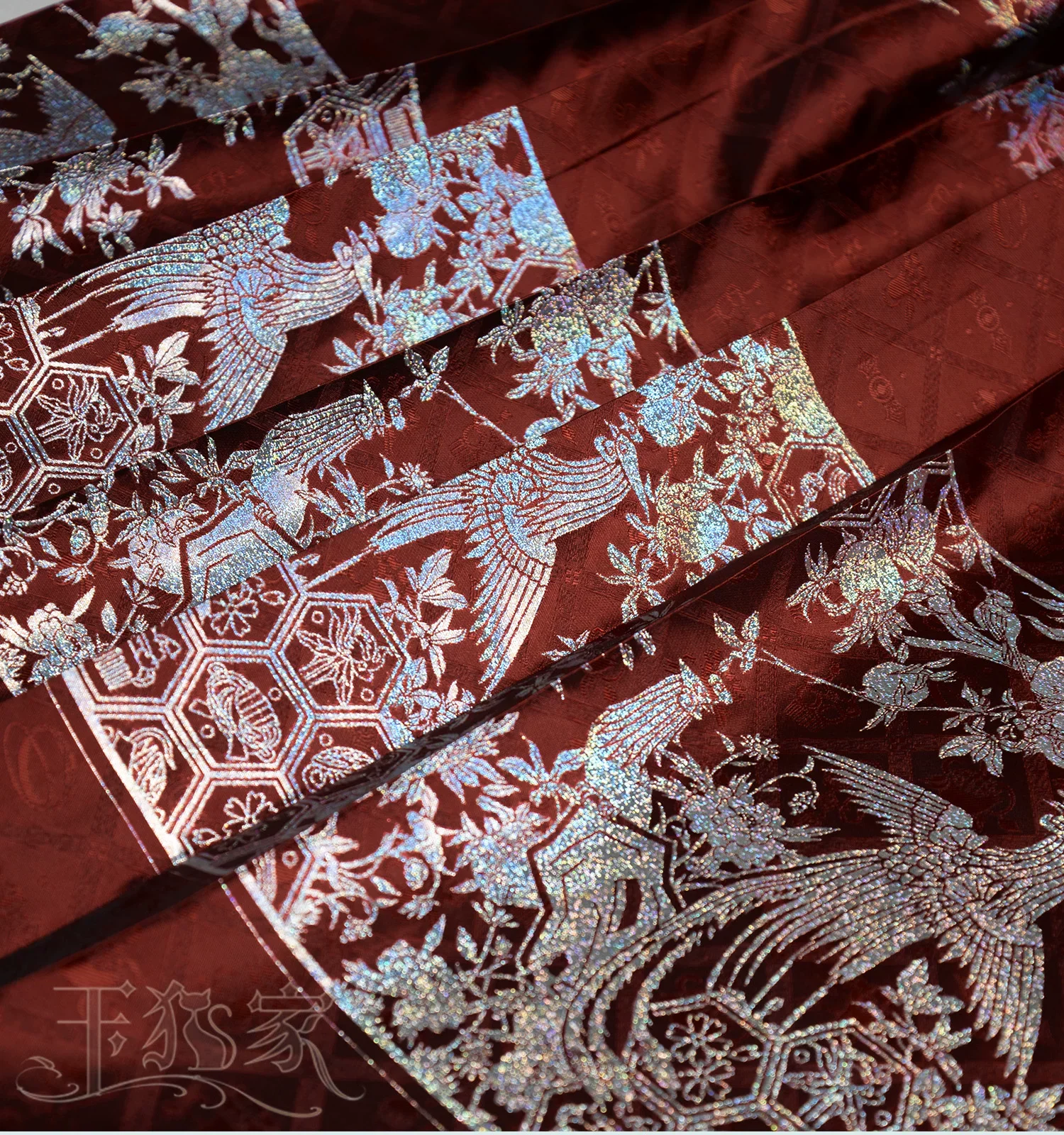 

Traditional Hanfu Horse-Face Skirt Fabric – Lian Shang Feng Gold Woven Jacquard with Silver Imitation Mother-of-Pearl, Autumn
