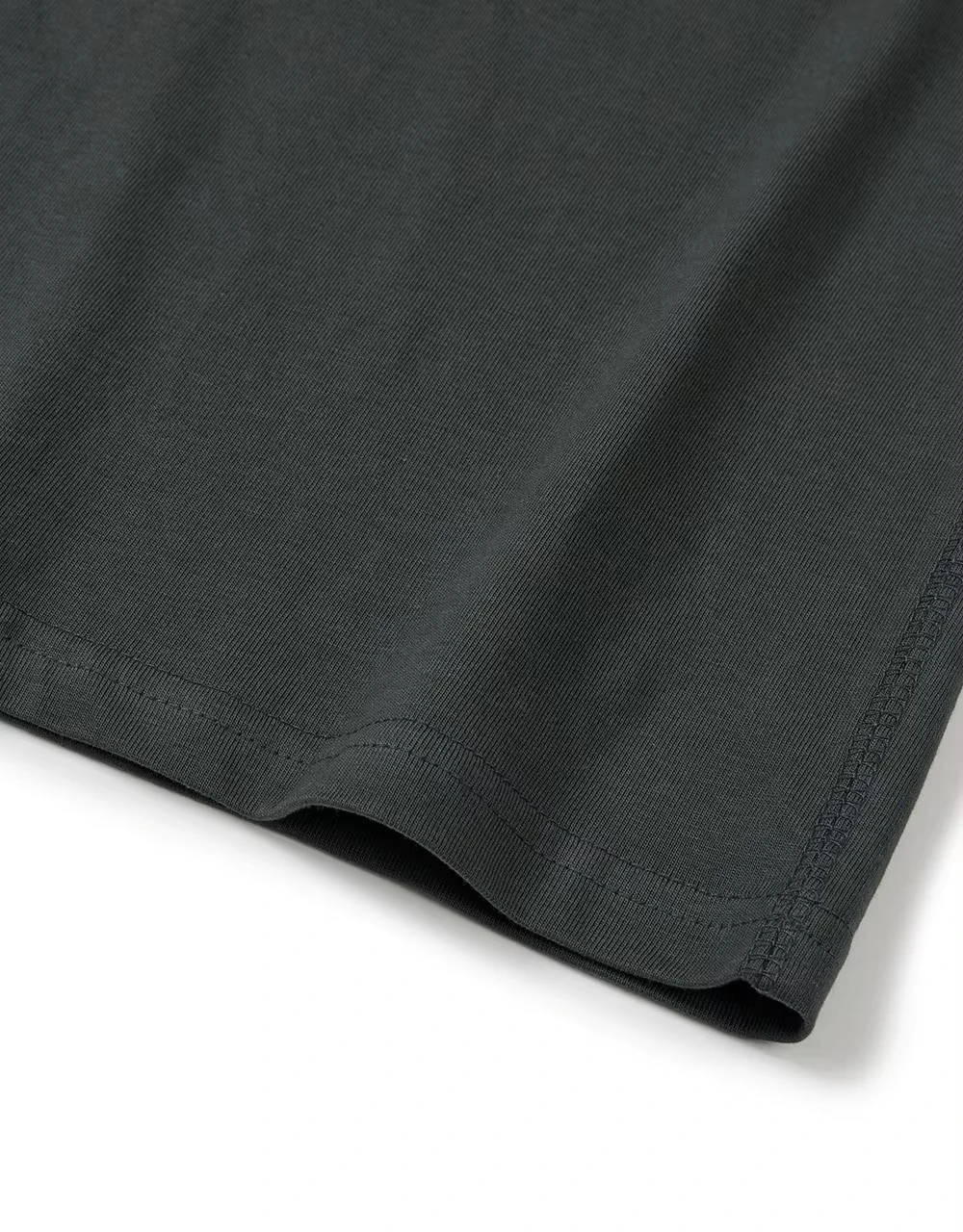 تي شيرت رجالي بنمط قطة ممتعة بتصميم "قطة على شكل قلب قذر". الخلفية السوداء مع نمط القطة البيضاء هي أفضل هدية لمحبي القطط.