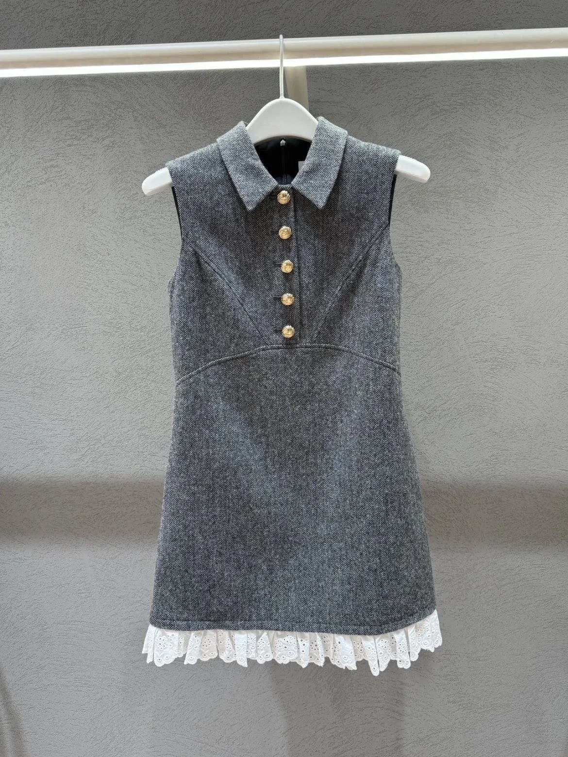 

Элегантное платье без рукавов с серой кружевной отделкой и вставками, с завышенной талией, А-силуэт, из полиэстера, коллекция Весна-Лето от HEIDD