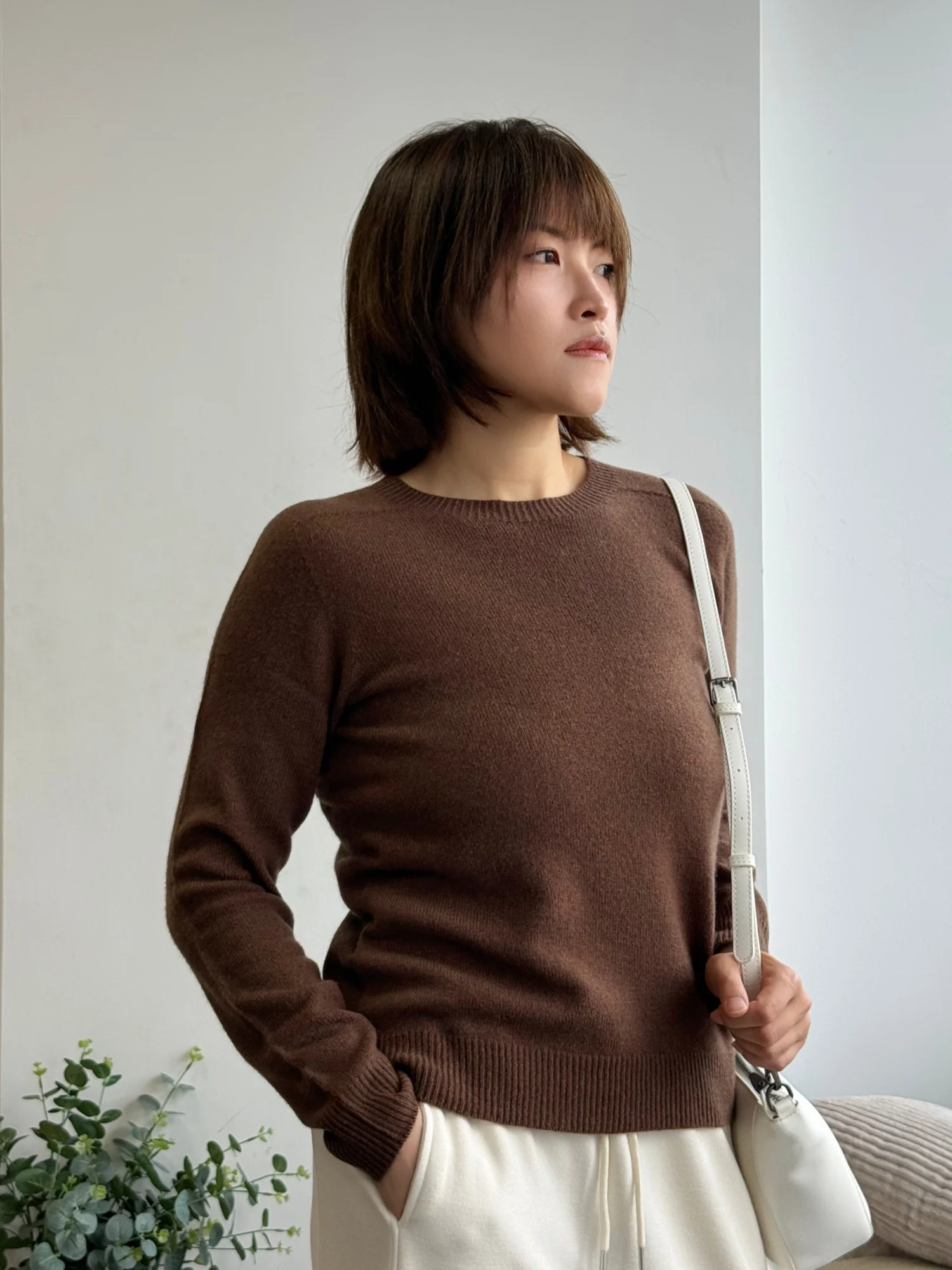 

Мягкий базовый свитер из 100% шерсти с круглым вырезом и открытыми плечами, однотонный, комфортный, осенний...