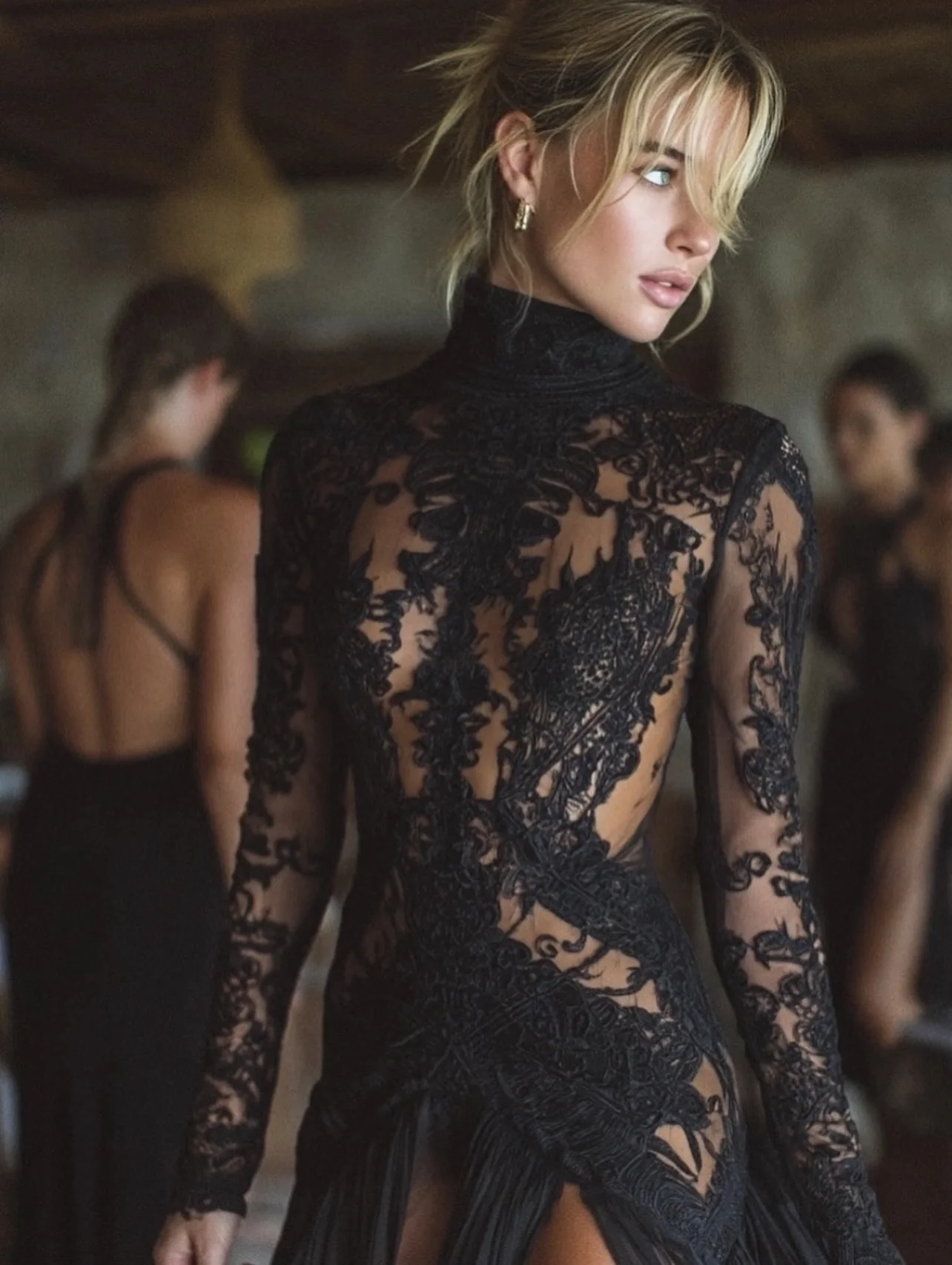 فستان سهرة من الدانتيل الأسود برقبة عالية وأكمام طويلة وصدرية شفافة بطول الأرض مع تنورة غير متماثلة وفتحة عالية #2