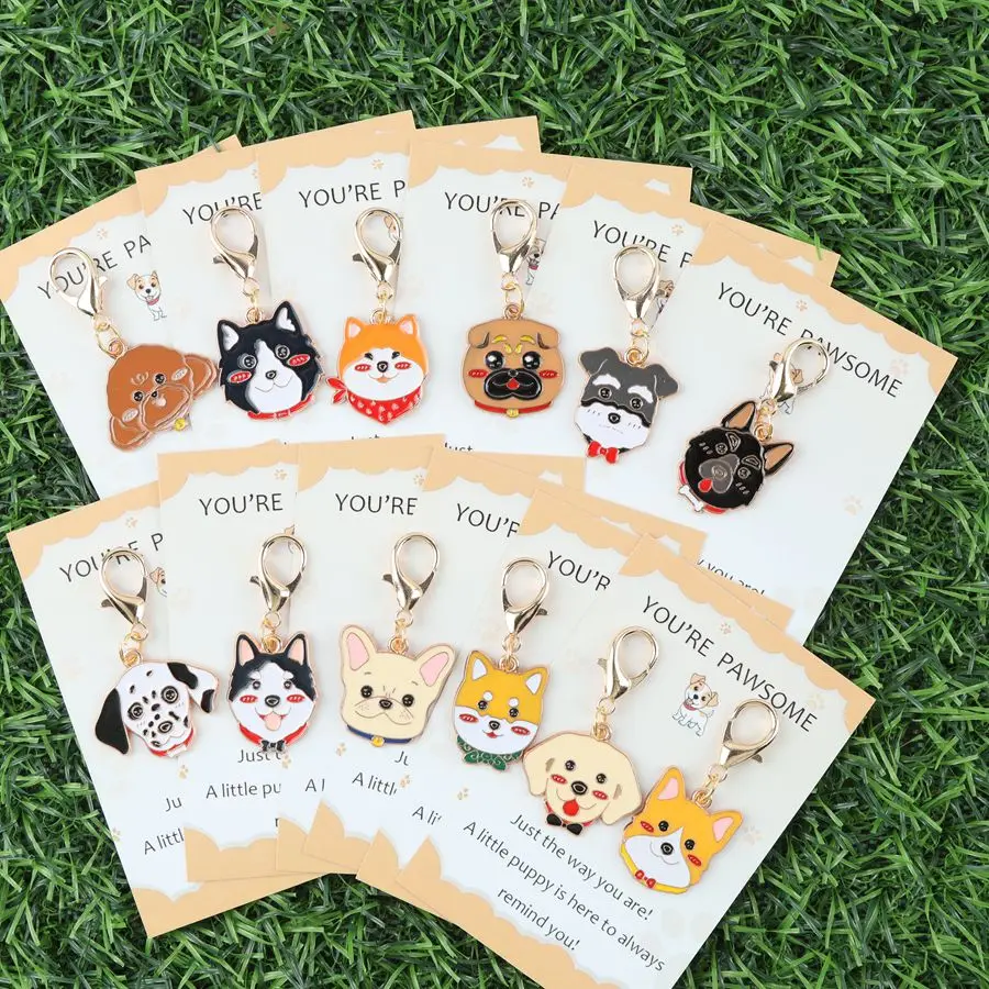 12 llaveros con diseño de cachorros, que incluyen una tarjeta motivacional para cachorros, accesorios para mochilas y artículos decorativos.