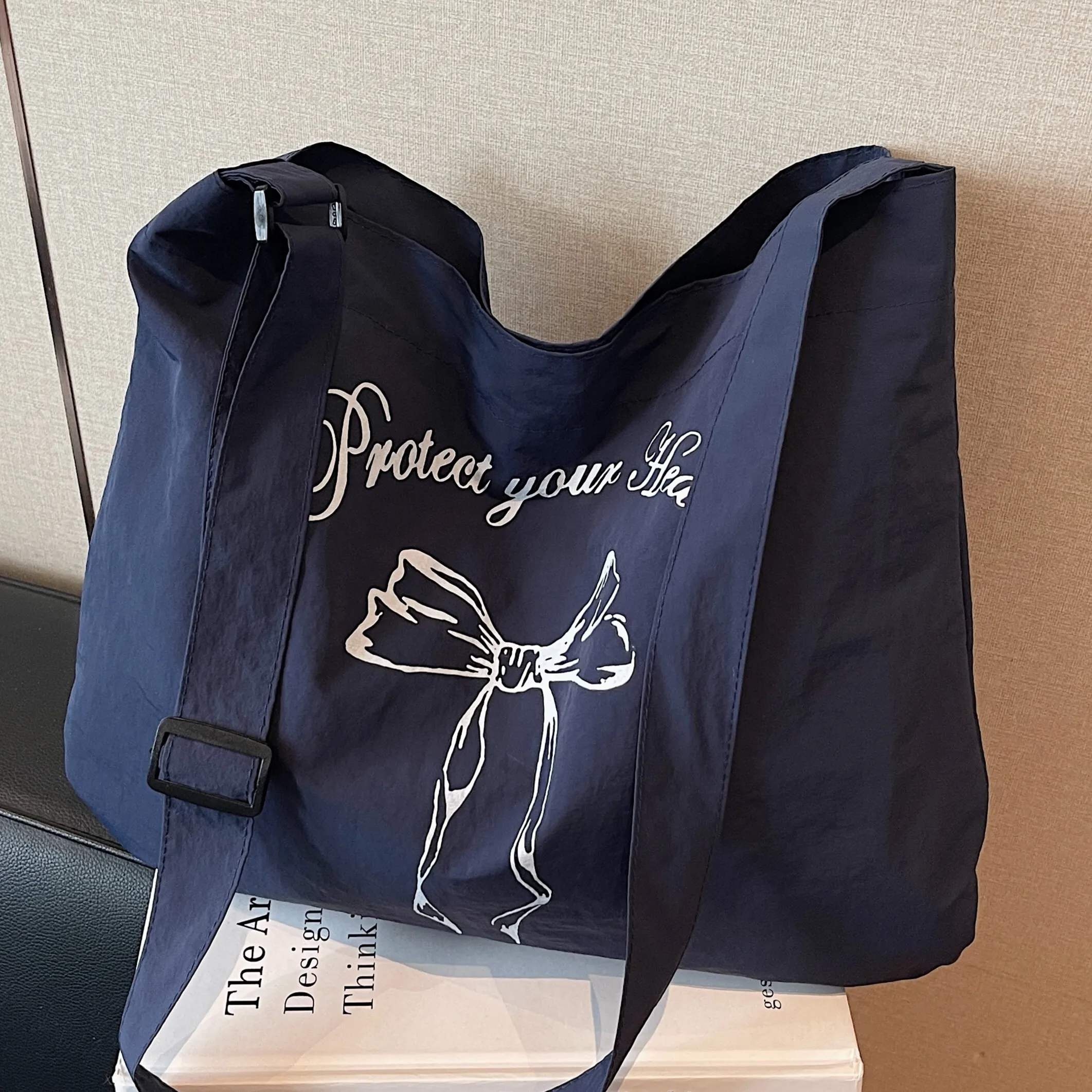 

2026 Fashion Casual Large Capacity Tote Bag Strap Messenger Bag for Commuting Student Class Printed Letter Design Satchels