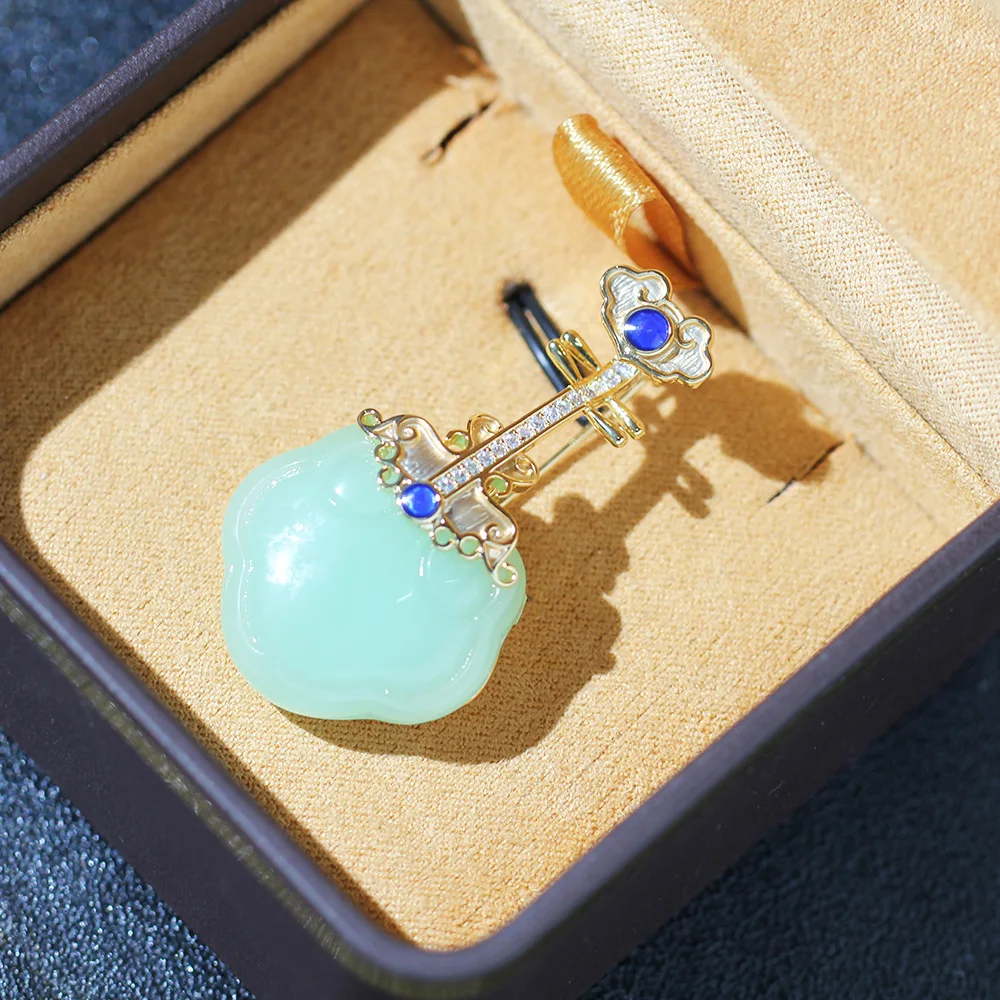 Chinese Style Lucky Auspicious Vintage Gold Tone Simulated Green Chalcedony Pipa Brooch Elegant Women Zircon Cheongsam Accessory