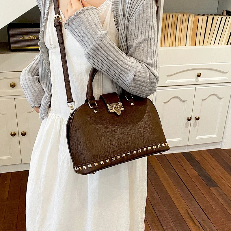 Luxury and fashionable style crossbody bag, high-end leather women's buckle handbag, elegant shoulder bag design