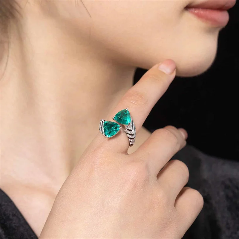 Exquisite and Sophisticated European Heavy Industry Emerald Zircon, Niche Design, Ring Opening, Gathering, Wearing Jewelry