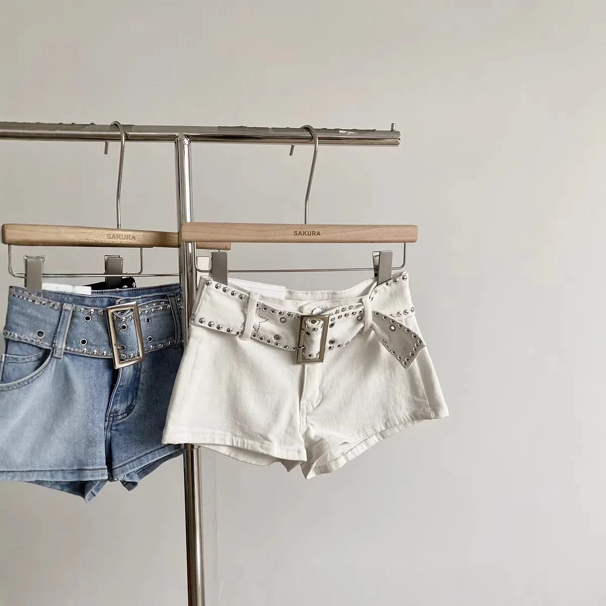2026 Summer New Spice Girl Design Rivet Belt Low Waist Shorts Women's Personality White Booty Shorts