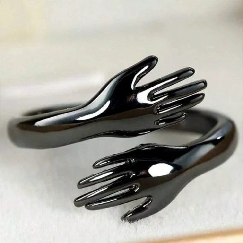 خاتم عناق عصري ثلاثي الأبعاد، لون ذهبي مع تصميم متشابك لليدين، تفاصيل رائعة وملمس كامل، مناسب للارتداء اليومي