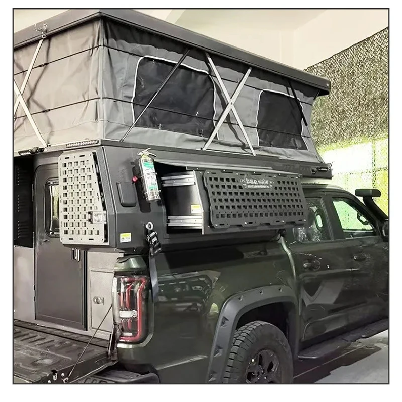 Spezialgeformter, selbstfahrender Reise-Wohnwagen im Outdoor-Camping-Stil mit Tonneau-Abdeckung und hinten montierter Hausbox-Kofferraummodifikation