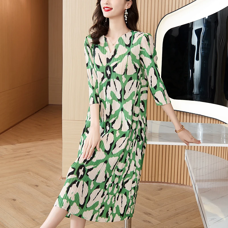 2023 New Retro Print Dress Women's Autumn Versatile Pleated Knee Length Dress Korean Retro V-neck Loose Fit Straight Tube Dress