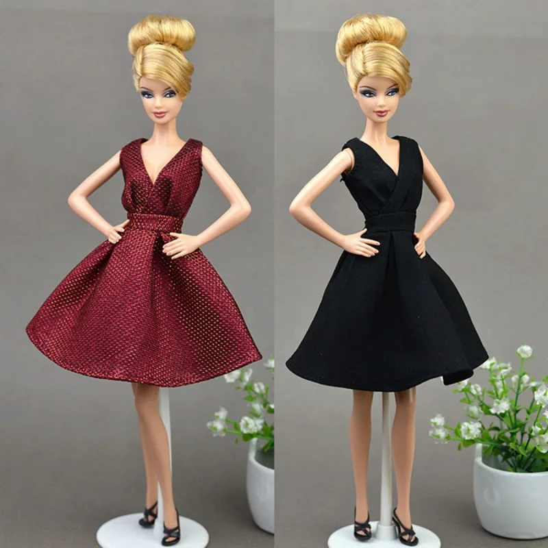 

A V-neck Sleeveless Knee Length Evening Dress Suitable for A 30cm Changing Doll