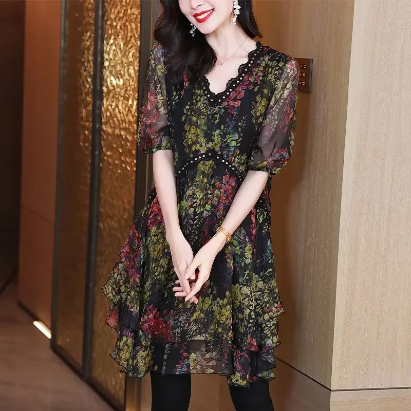 Temperament letni damski dekolt w serek nadruk patchworkowy moda elegancki pół rękawa luźna szyfonowa koszula średniej długości topy ZT316