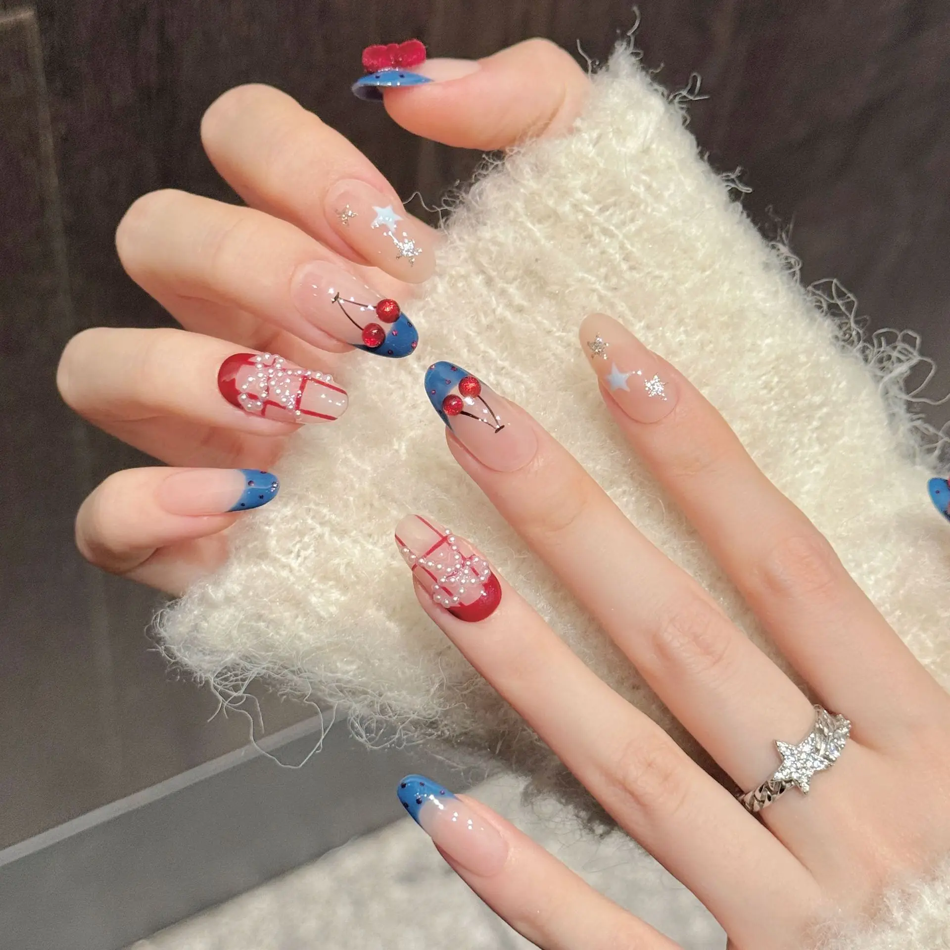 10 szt. Niebieskie sztuczne paznokcie w stylu francuskim z czerwonymi wiśniami, perłami i kokardkami, ręcznie robione paznokcie do naklejania, wzory Y2k, gwiazdy, krata, słodkie sztuczne paznokcie