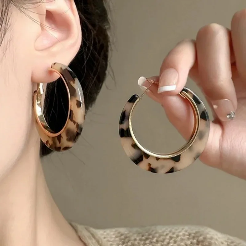 Modische personalisierte goldene Creolen mit Leopardenmuster für Damen – Klassischer Charme für Bankett und Urlaub, vielseitiger Schmuck-Accessoire