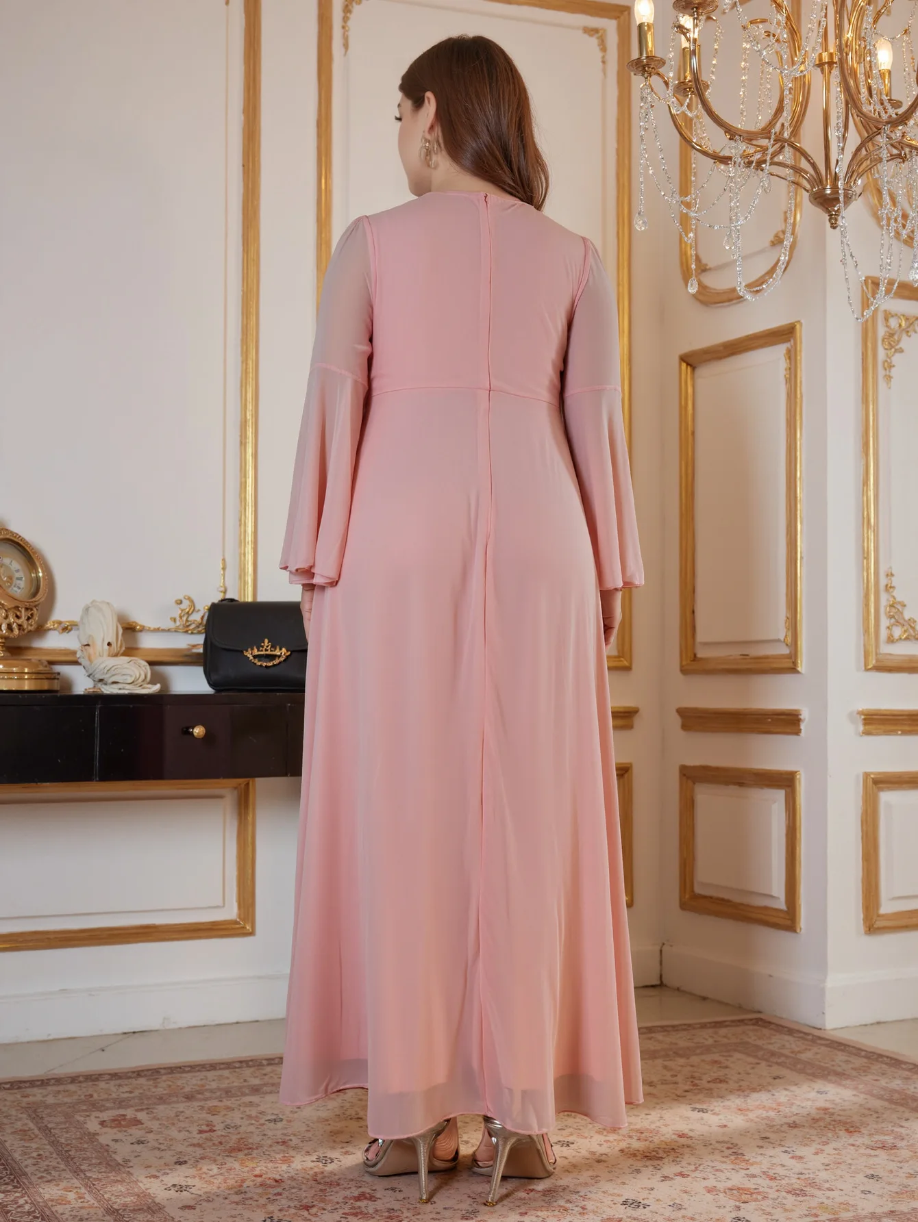 Elegancka sukienka wizytowa z dekoltem w serek, falbanami, rozcięciem z boku, długimi rękawami, fioletowa.