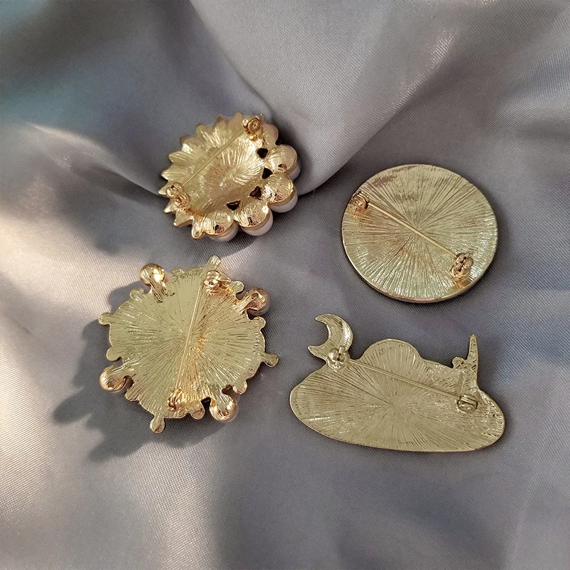Van Gogh Paintings Quiet Starry Sky Moon Night Artwork Brooches for Artist Friends Romantic Village Tree Natural Scenery Jewelry