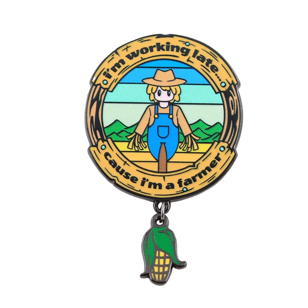 Lustig, ich arbeite bis spät in die Nacht, weil ich Landwirt bin. Emaille-Pin, Vogelscheuche, Mais, Anhänger-Brosche, Cartoon-Abzeichen, Revers-Schmuck, Geschenk für Freunde. – Detail 1