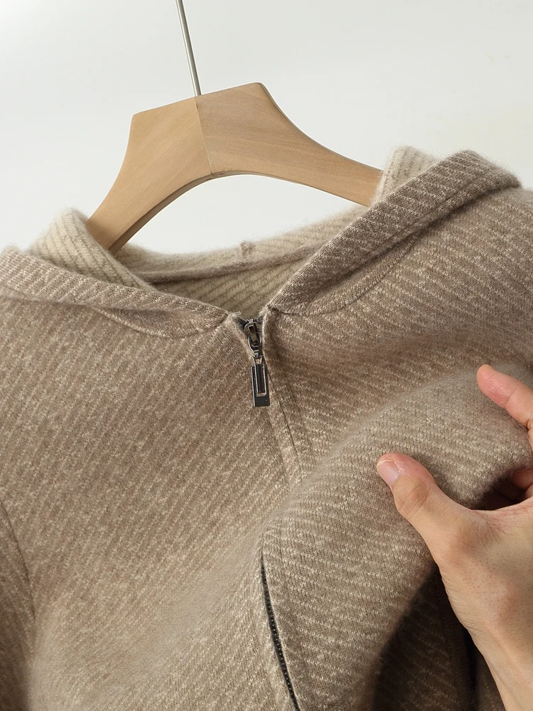 เสื้อสเวตเตอร์ถักไหมพรมขนแกะเมอริโนแท้ 100% คุณภาพสูง สำหรับฤดูใบไม้ร่วงและฤดูหนาว เสื้อคลุมคาร์ดิแกนมีฮู้ดแบบซิปสำหรับผู้ชาย เสื้อโค้ทขนสัตว์หนานุ่ม สไตล์ลำลอง ลายแจ็คการ์ดใหม่