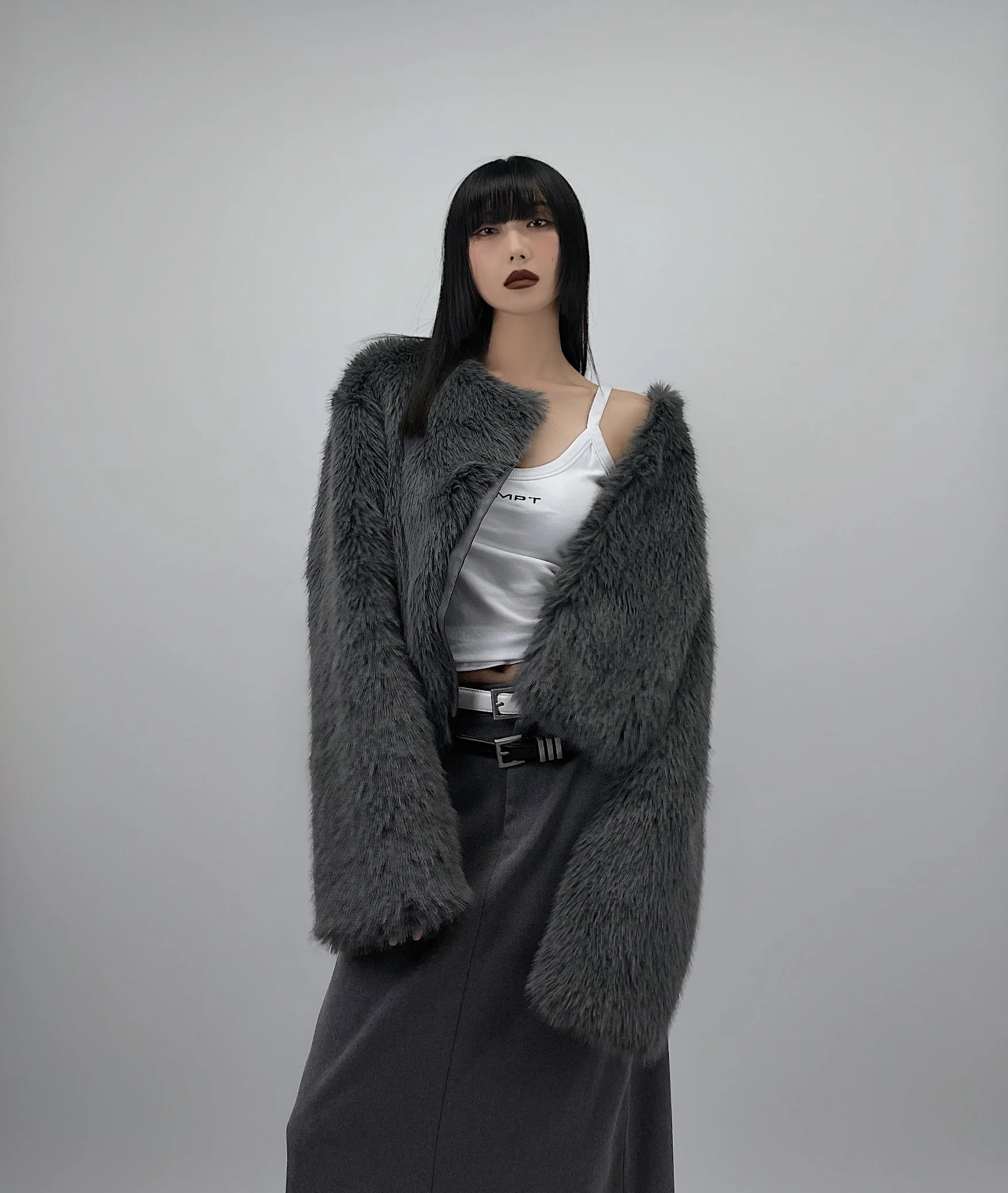 

Модная короткая меховая куртка для женщин: осенне-зимнее теплое плюшевое кожаное пальто с V-образным вырезом, длинными рукавами, универсальный пушистый топ