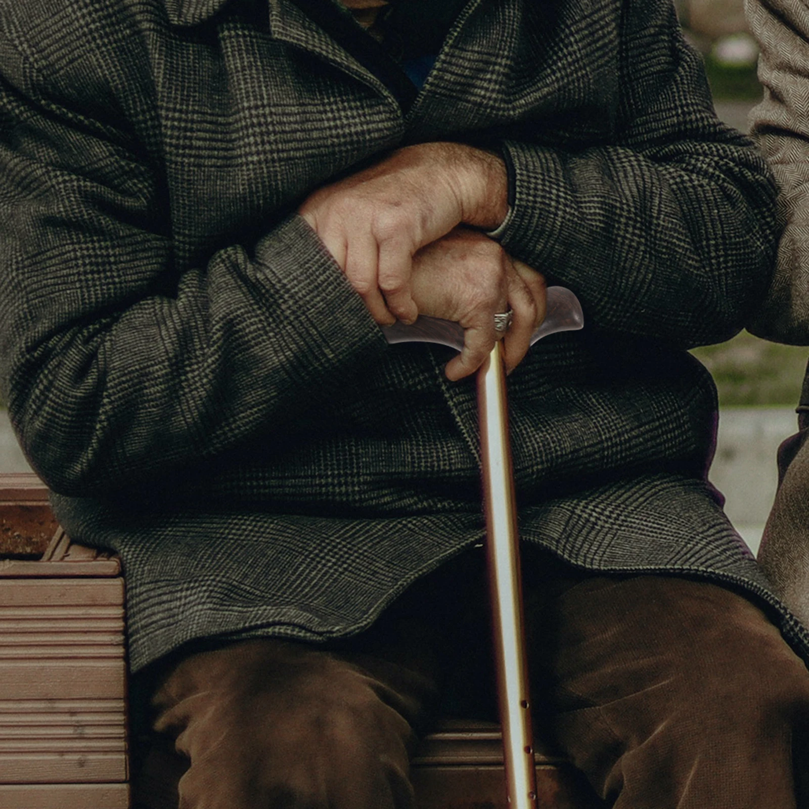 

Ручка-трость для мужчин и женщин Полированная деревянная ручка Эргономичный дизайн Допомога при ходьбе уменьшает усталость повышает эффективность