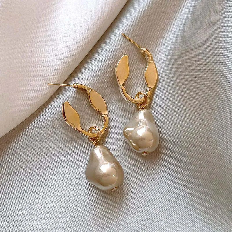 2024 New French Elegant Gold Color Irregular Pearls Pendant Earrings for Women Vintage Baroque Imitation Pearl Earrings Jewelry