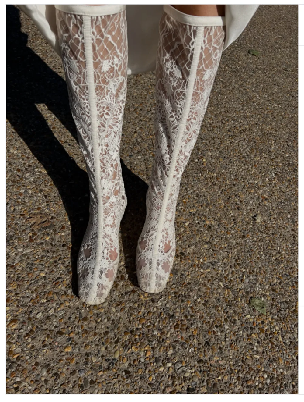 أحذية عاجية من الدانتيل فوق الركبة بكعب منخفض أنيق بمقدمة مدببة أحذية قماشية معقدة شفافة لمظهر الزفاف غريب الأطوار