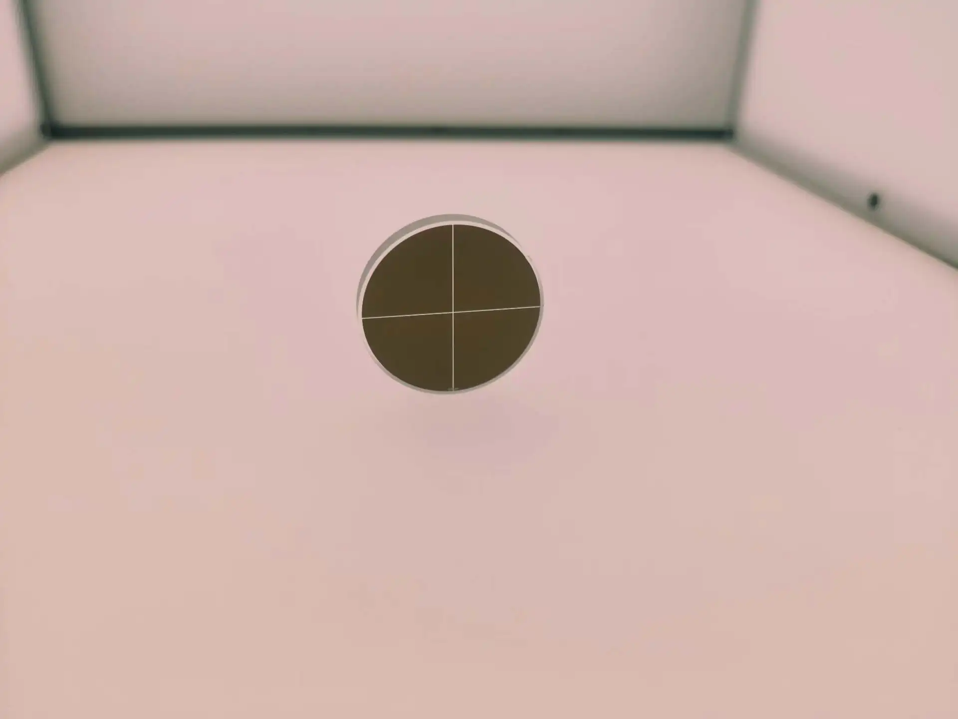 optical crosshair calibration plate negative  diameter 25.4 with a crosshair width of 100 um imperfections on the etched edges