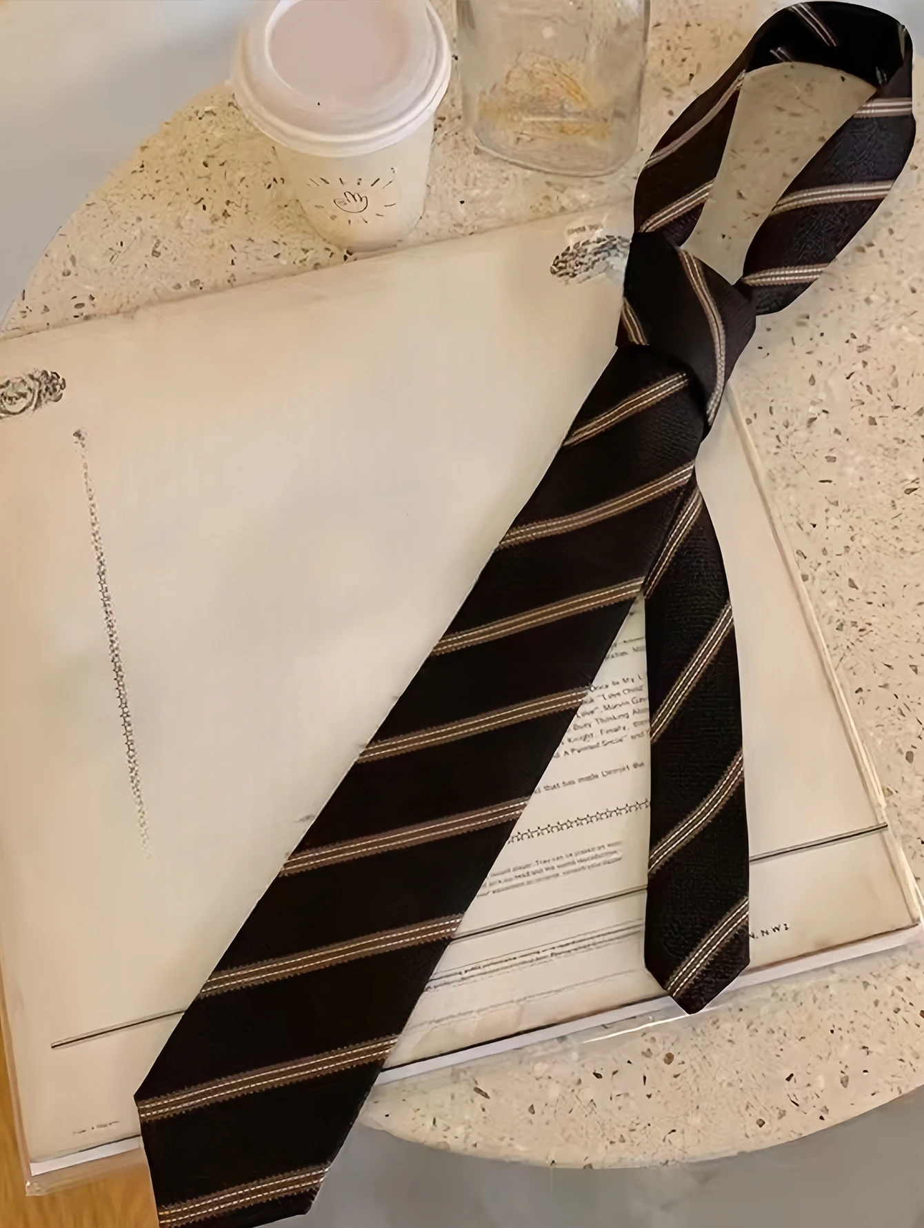 Eine handgefertigte, unisex, kaffeebraun gestreifte, handgebundene Krawatte im klassischen Stil, vielseitig einsetzbar, ein Muss für die Schulanfangssaison, erhältlich in mehreren Farben, kann mit Uniformen kombiniert werden, kann als Geschenk verschenkt werden. – Detail 3