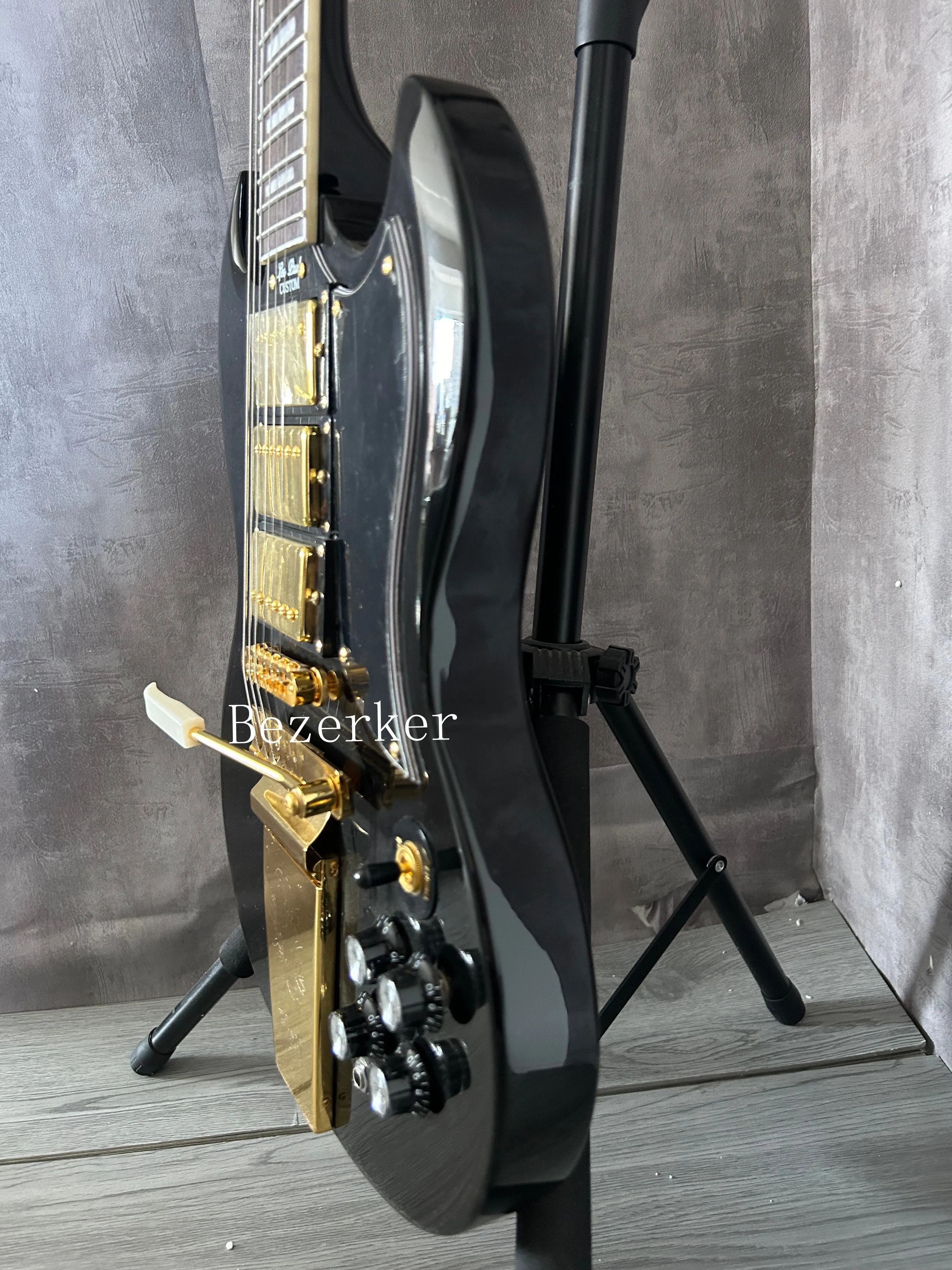 مخصص SG الغيتار الكهربائي الذهب الأجهزة الماهوجني الجسم خشب الورد فريتس الأسود ABR-1 جسر