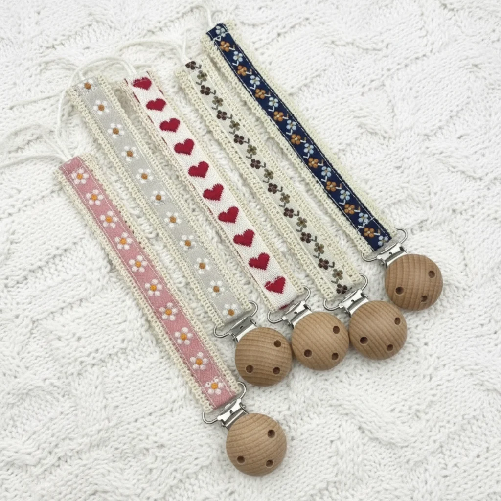 

Dummy Nipple Holder New Wooden Baby Pacifier Chain Cute Flower Print Pendant Guard Design Food Grade Teether Pendant Baby Use