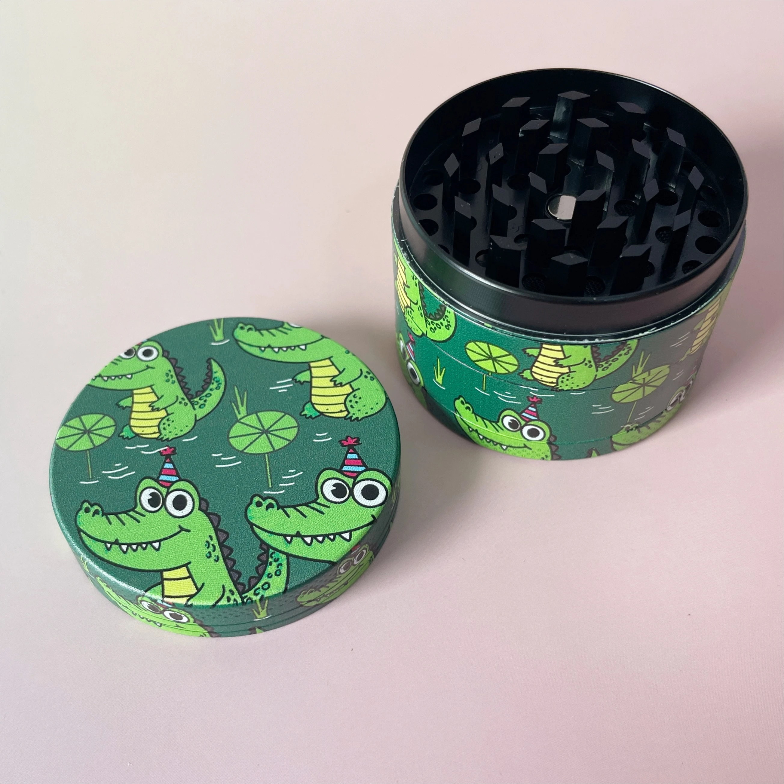 Penggiling Herbal Logam Buaya 2 inci/50mm Aksesoris Merokok