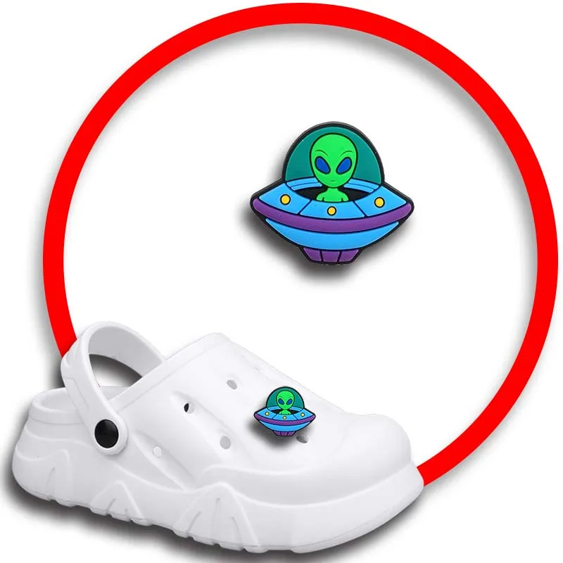 Space Aliens ciondoli per scarpe per Crocs sandali donna zoccoli spille decorazioni per scarpe accessori uomo distintivi ragazze bambini scarpe accessori