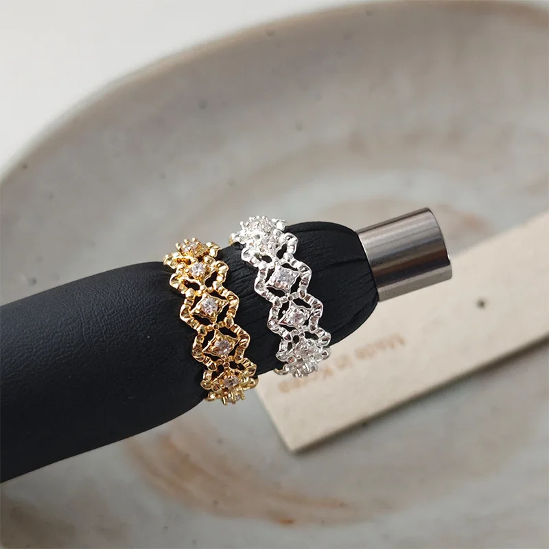 

Модное кольцо с ажурным дизайном и вставками из бриллиантов для женщин, простое, элегантное, премиальное, легкое, роскошное кольцо на указательный палец.