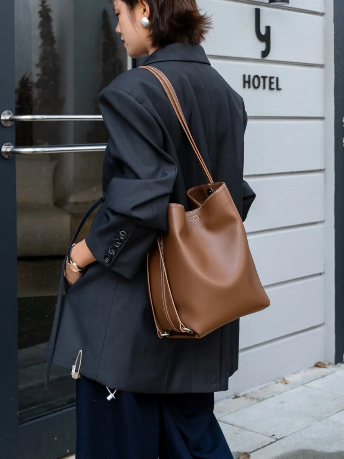 Torba skórzana 3 w 1, konwertowalna. Noszony może być jako plecak, torba na ramię lub torba crossbody. Wszechstronne i niezbędne dla Ciebie FW2025.