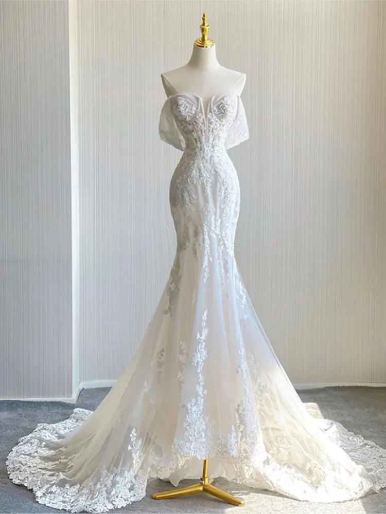 

A new light luxury and niche dress with large trailing tail for travel photography