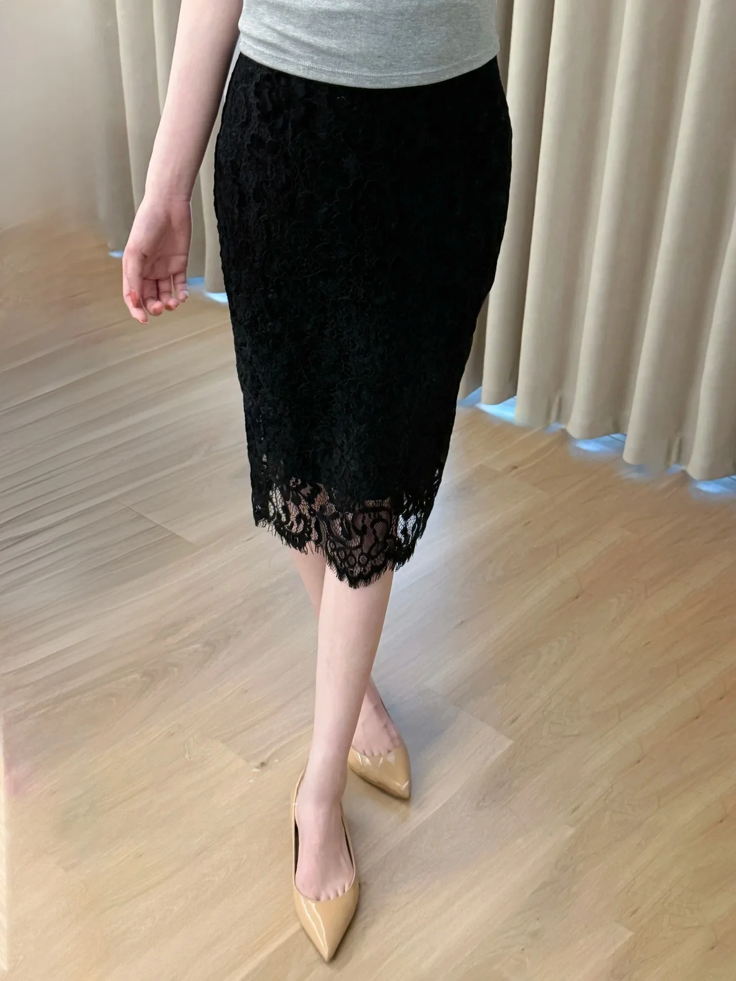 

Элегантная женская юбка-миди с высокой талией, кружевом и красивым контуром, облегающая, длиной ниже колена, с эффектом обертывания.