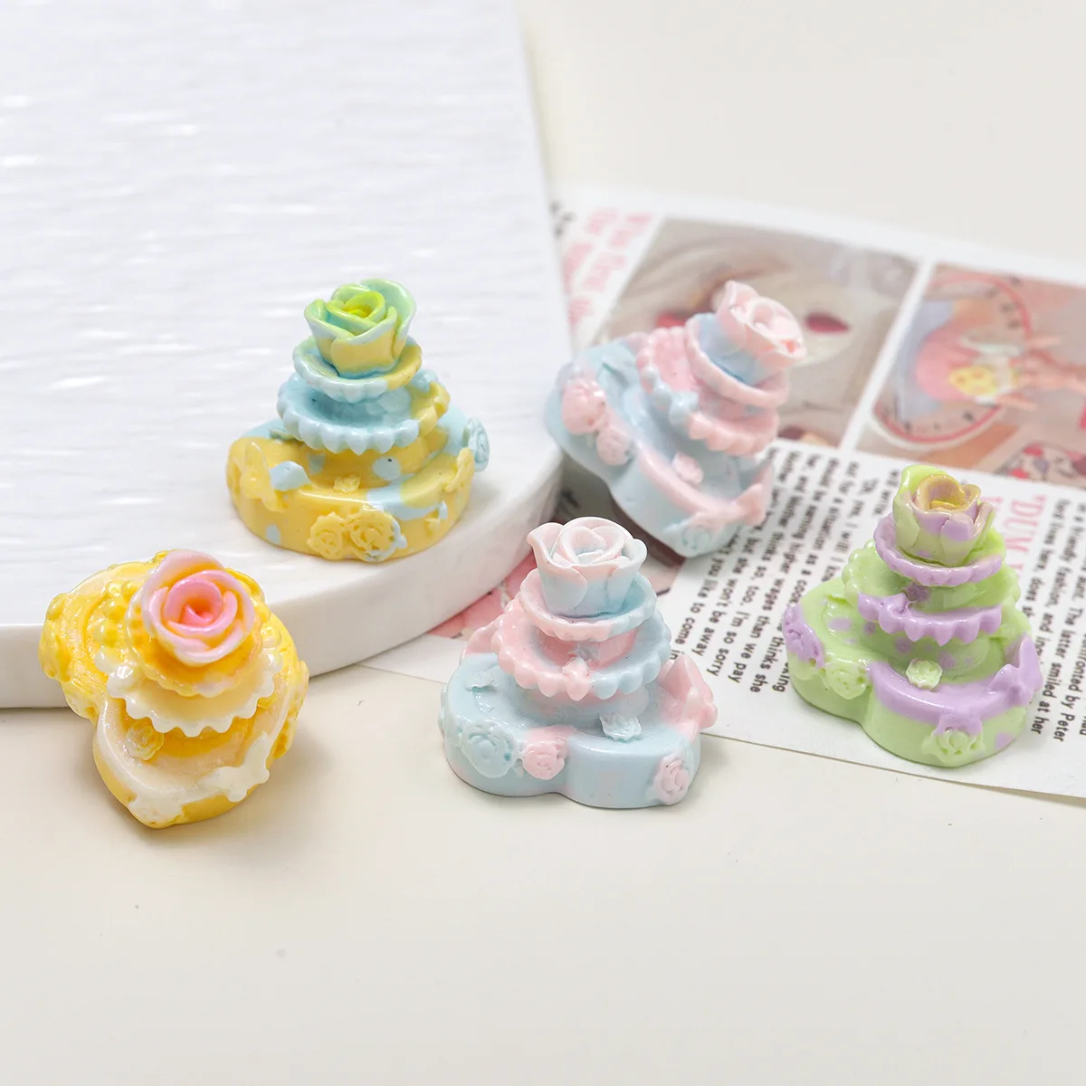 

2 шт. miniso 3d цветок торт мультфильм аксессуары из смолы diy мусорный чехол подвески ручной работы миниатюрные матеилы ювелирные изделия ремесла поставки