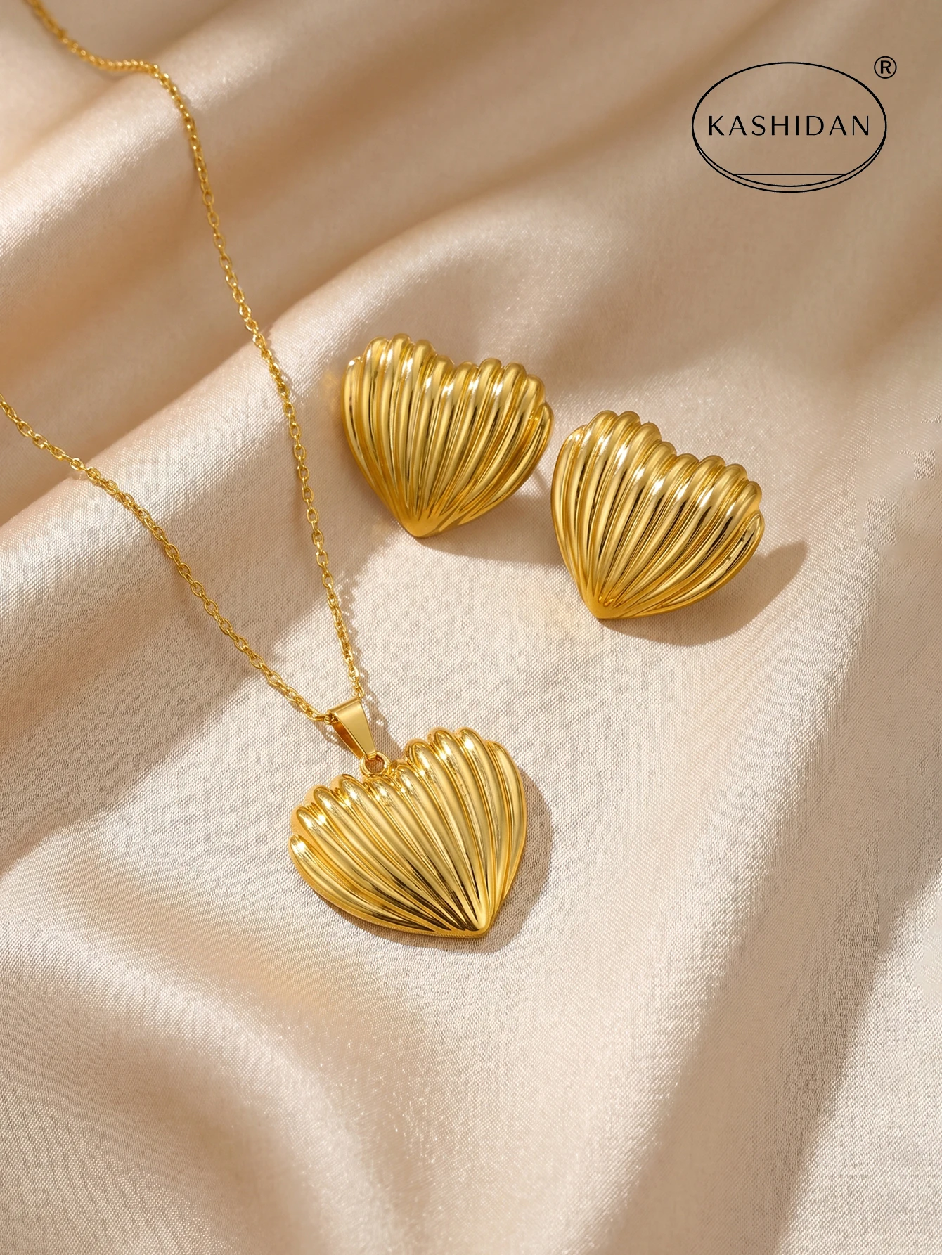 French Vintage Gold Color Metal Jewelry Set Trendy Sleek Fluted Love Heart Pendant Necklace Set