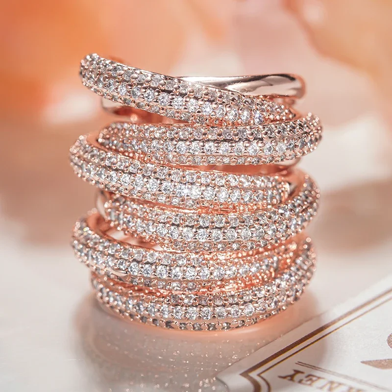 Huitan Mehrschichtiger Damenring in Roségoldfarbe mit glänzendem Zirkonia, Party-Statement-Accessoires für Hochzeit, schicker Schmuck – Detail 2