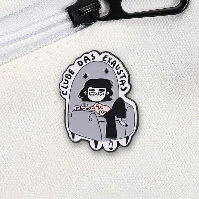 Clube Das Exaustas Zitat Emaille-Abzeichen Müdes Mädchen Sofa Kaffee Cartoon-Stil Legierung Anstecknadel Brosche Schmuck Geschenke für Introvertierte – Detail 4
