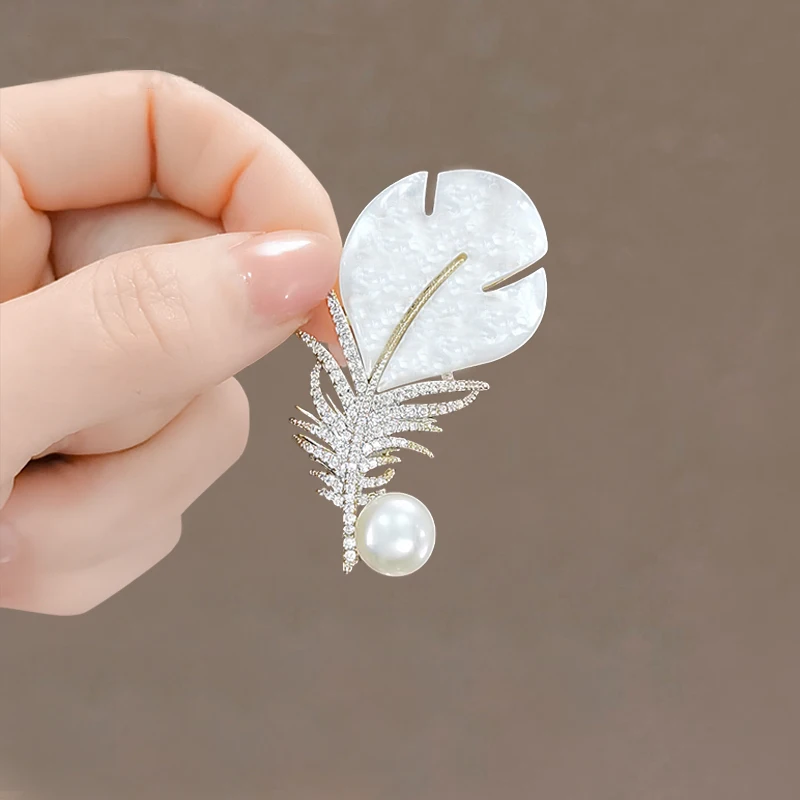 Fashion Crystal Shell Feather Brooch Pins For Women Luxury White Pearl Gold Color Party Wedding Gifts Clothing Accessories 2024