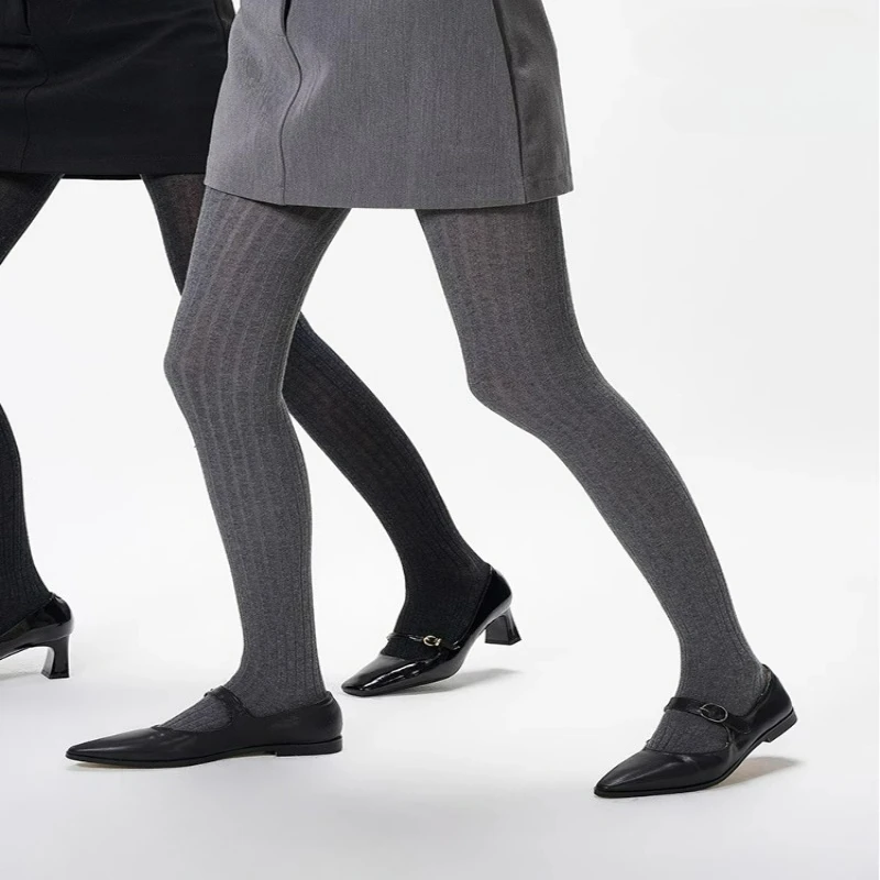 جوارب طويلة من القطن المموج ذو الكعب الأيمن على طراز ميو باللون الرمادي مع خطوط عمودية للنساء، طراز الربيع والخريف #4