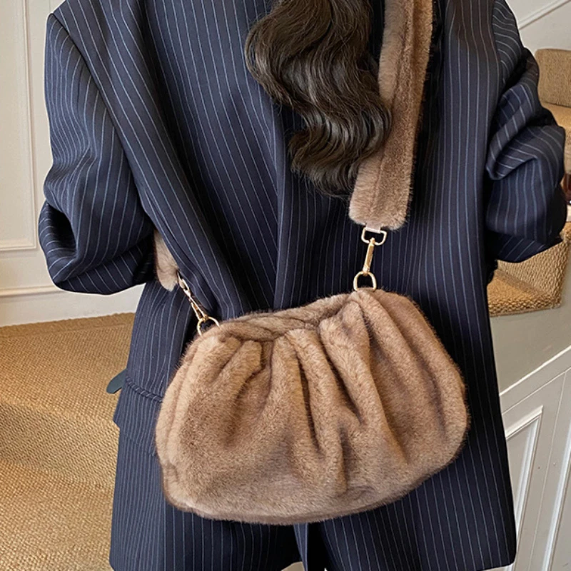 

Модная плиссированная сумка Cloud Bag Роскошная и элегантная сумка-ракушка с зажимом из искусственного меха Открытая сумка на плечо Французский ретро-кошелек Мягкая банкетная сумка